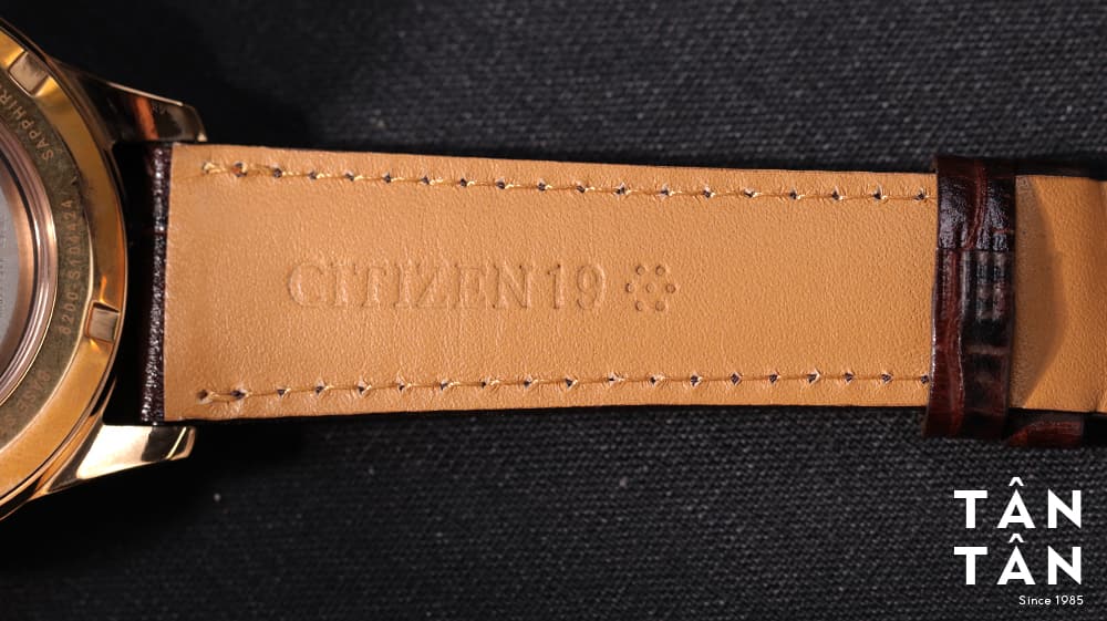 Đồng hồ Citizen NY4053-05A - Mặt trong của dây được dập chìm logo Citizen