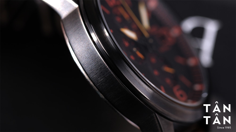 Đồng hồ Citizen C0A617-11E - Bộ vỏ chắc chắn, bắt mắt của Citizen CA0617-11E