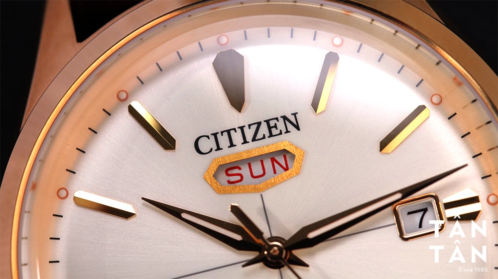 Đồng hồ Citizen NH8393-05 Tên thương hiệu được thể hiện tại góc 12 giờ