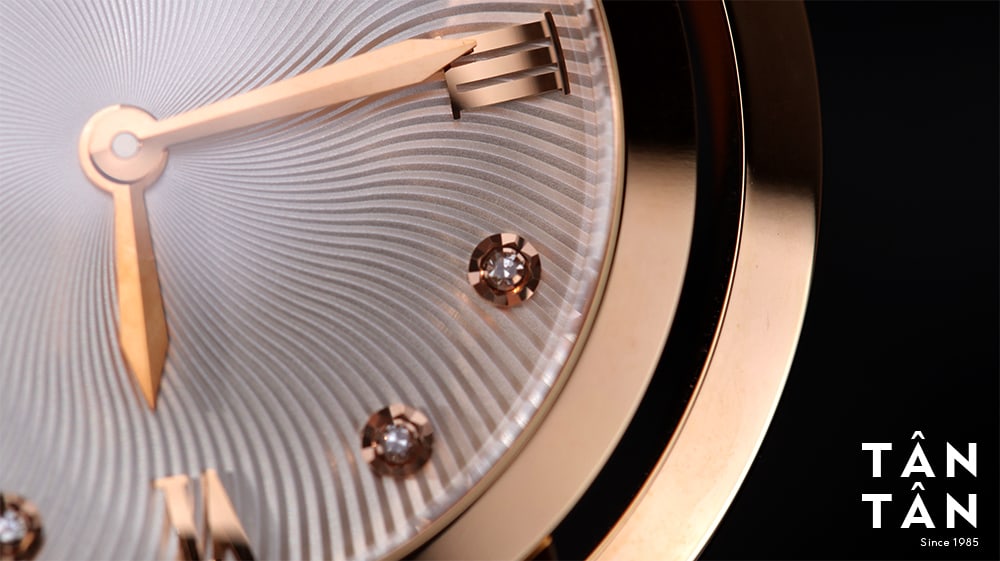 Đồng hồ Bulova 98R243 - Kim cương được đính tỉ mỉ trên nền vân sóng uyển chuyển 