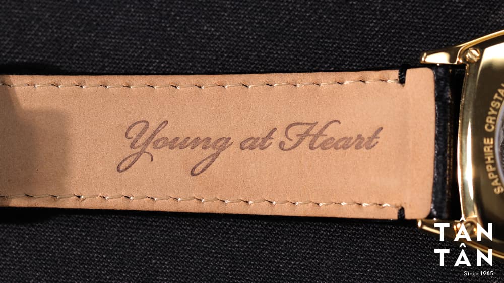 Đồng hồ Bulova 97B197 - Ca khúc “Young at Heart” được dập chìm ở mặt sau dây