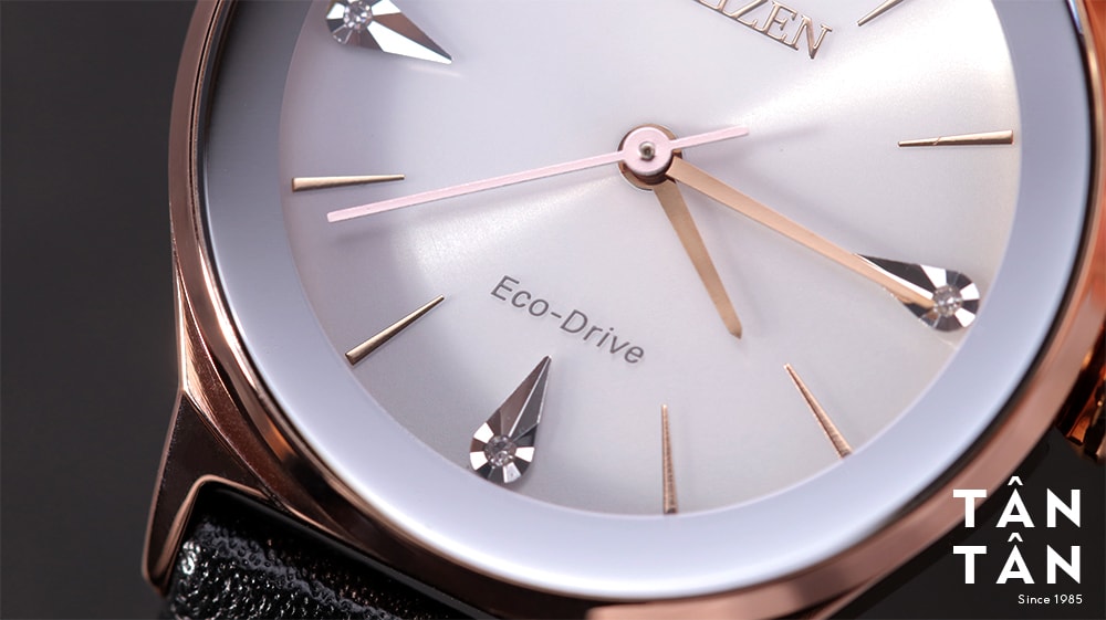 Đồng hồ Citizen EM0733-08A - Niềng bezel có viền tráng thủy chuyển màu theo từng góc ánh sáng độc đáo