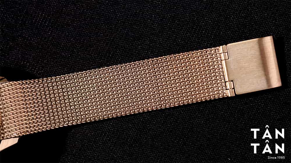 Đồng hồ Citizen EM0813-86Y - Dây lưới mềm mại, ôm tay, hạn chế trầy xước rất tốt