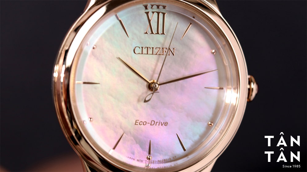 Đồng hồ Citizen EM0813-86Y Bộ kim lá liễu và kim giây uốn chuôi đặc trưng của BST Citizen L