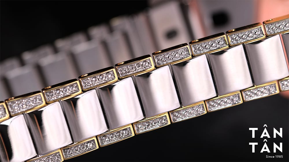 Đồng hồ Citizen EM0844-58D - Viền ngoài dây đeo được đính 2 dãy đá Swarovski độc đáo