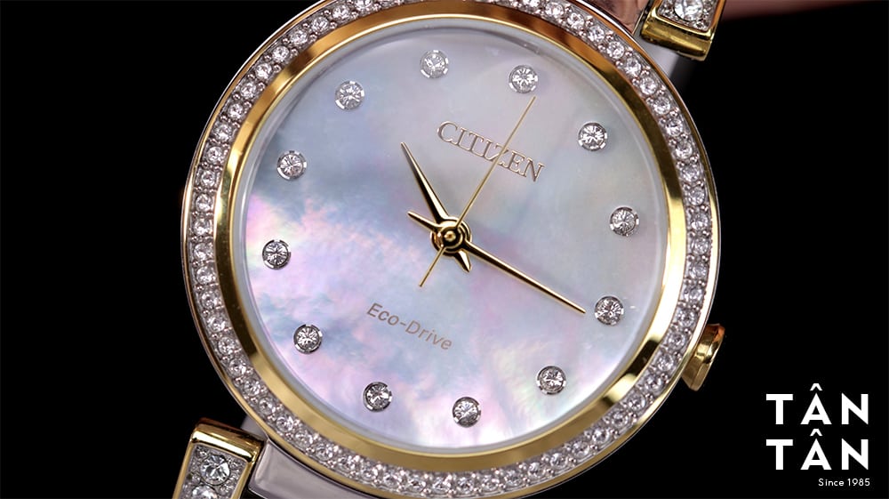 Đồng hồ Citizen EM0844-58D Mặt số khảm xà cừ được đính 12 viên đá Swarovski cực kỳ sang trọng, nổi bật