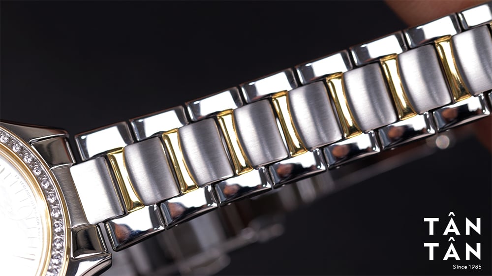 Đồng hồ Citizen EO1184-81D - Bộ dây thép trắng mạ PVD demi vàng gold mang lại nét trưởng thành, chững chạc