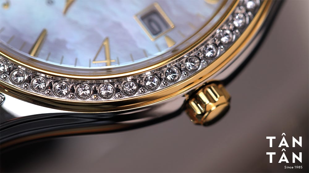 Đồng hồ Citizen EO1184-81D - Bộ vỏ thép sáng bóng cùng niềng bezel nạm kín đá Swarovski cao cấp, sang trọng