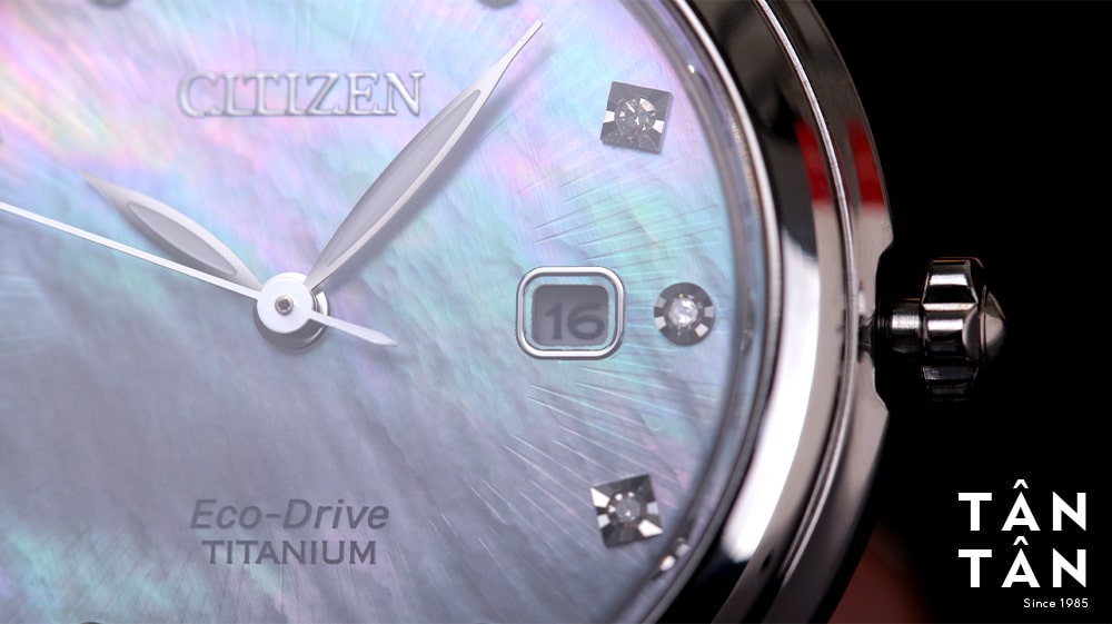 Đồng hồ Citizen EW2560-86D - Bộ vỏ Super Titanium siêu bền cùng núm vặn dạng 6 cánh hoa độc đáo