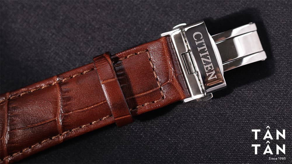 Đồng hồ Citizen NK0001-25X - Dây da nâu cổ điển cùng khóa cân bằng gọn gàng, chắc chắn