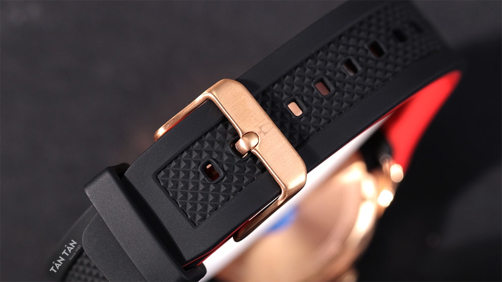 Đồng hồ Bulova 97C111 - Dây đeo cao su với khóa cài tiện lợi, chắc chắn