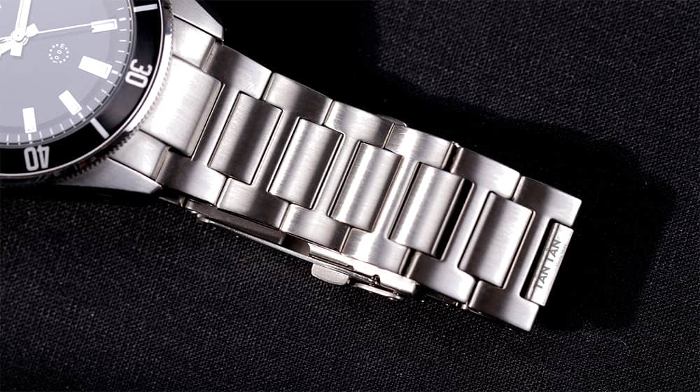 Đồng hồ Bulova 98B203 - Dây đeo với thiết kế 3 mắt chắc chắn