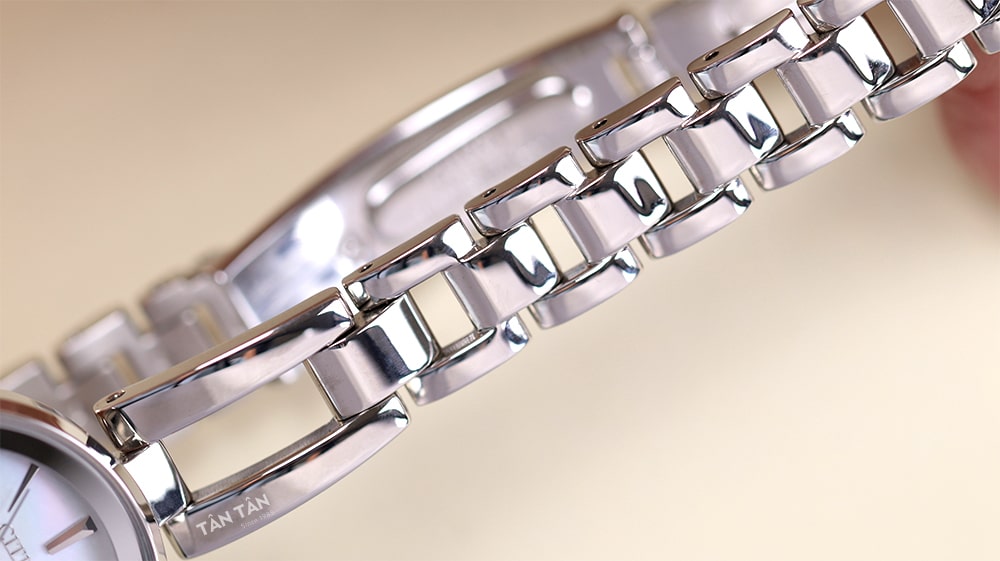 Đồng hồ Citizen EM0631-83D - Dây đeo 3 mắt được cách điệu uyển chuyển nhưng vô cùng cứng cáp