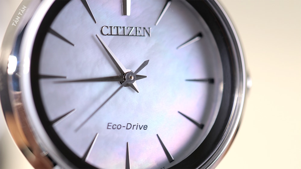 Đồng hồ Citizen EM0631-83D Mặt số khảm xà cừ có độ chuyển màu theo từng góc ánh sáng độc đáo