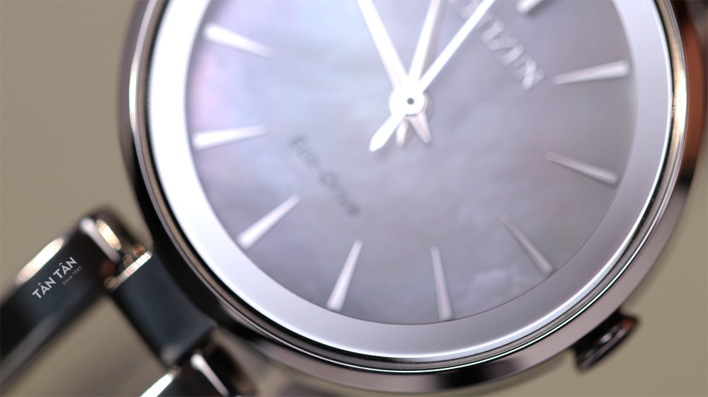 Đồng hồ Citizen EM0631-83D - Bộ vỏ thép sáng bóng cùng niềng bezel tráng thủy độc đáo