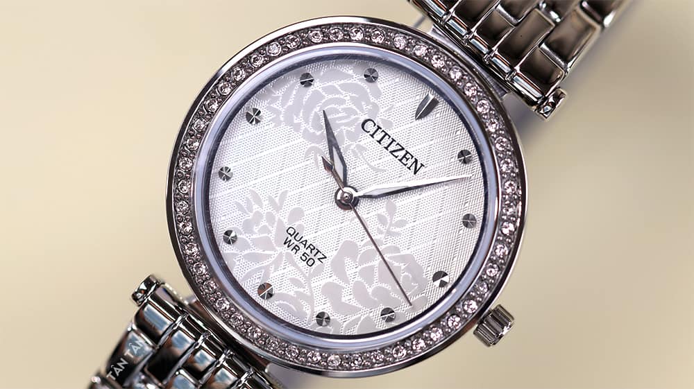 Đồng hồ Citizen ER0211-52A - Mặt số khắc chìm vân mắt lưới cùng họa tiết hoa hồng độc đáo