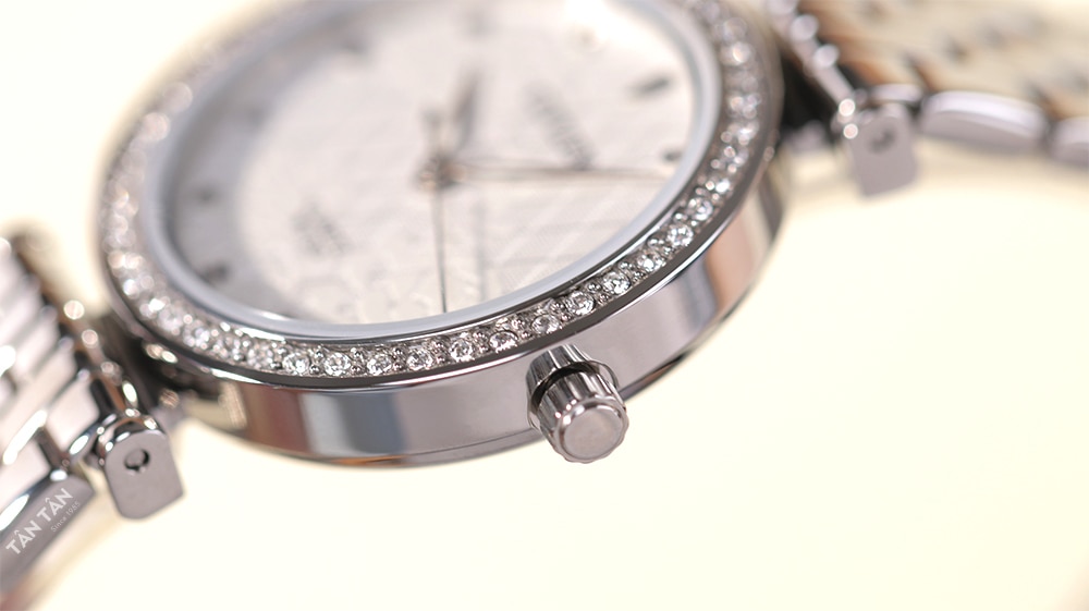 Đồng hồ Citizen ER0211-52A - Bộ vỏ thép sáng bóng cùng niềng bezel nạm kín đá Swarovski cao cấp, sang trọng