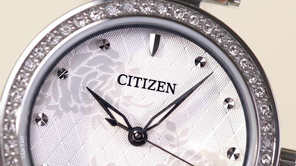 Đồng hồ Citizen ER0211-52A - Bộ kim lá liễu uyển chuyển, mềm mại cùng cọc số đính đá Swarovski nổi bật