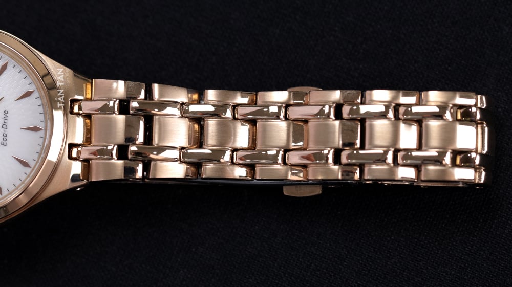 Đồng hồ Citizen EW2483-85B - Dây đeo 5 mắt được hoàn thiện xen kẽ đánh bóng và đánh thớ mờ