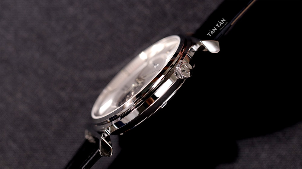 Đồng hồ Bulova 96A240 - Bộ vỏ sáng bóng cùng núm chỉnh giờ được mài giũa tỉ mỉ