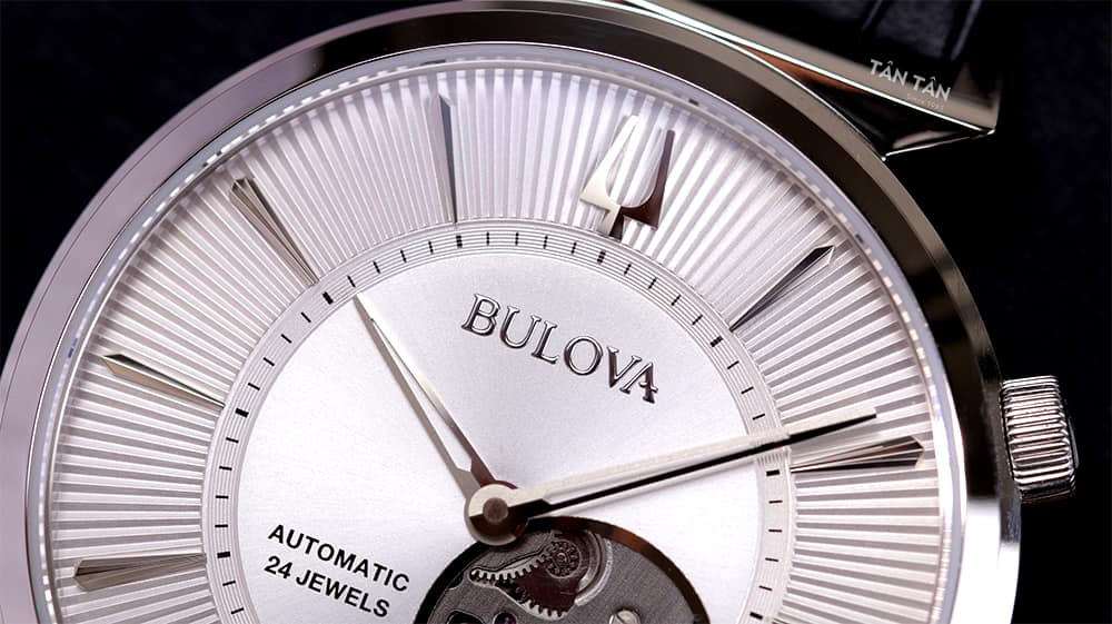 Đồng hồ Bulova 96A240 - Logo và biểu tượng thương hiệu Bulova được hoàn thiện sắc nét