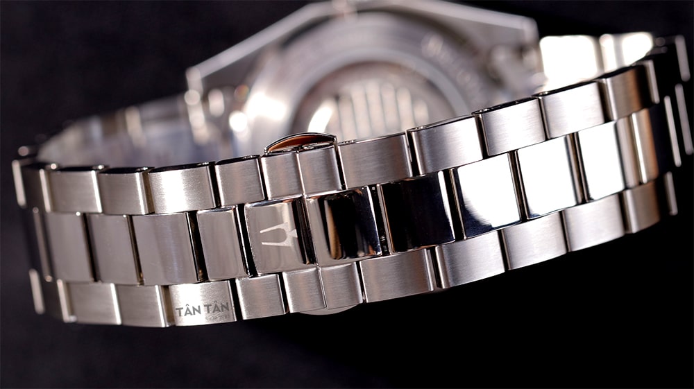 Đồng hồ Bulova 96A270 - Dây đeo với thiết kế 3 mắt đặc trưng