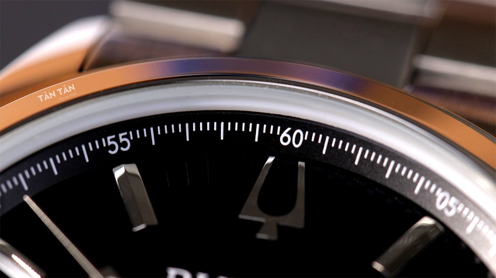 Đồng hồ Bulova 96A270 - Vành ngoài với những vạch chia phút tinh tế, tiện lợi