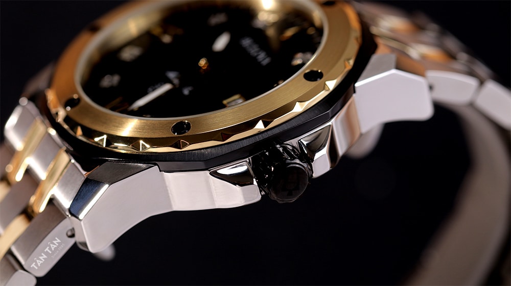 Đồng hồ Bulova 98D175 - Bộ vỏ cứng cáp cùng với núm chỉnh tinh tế