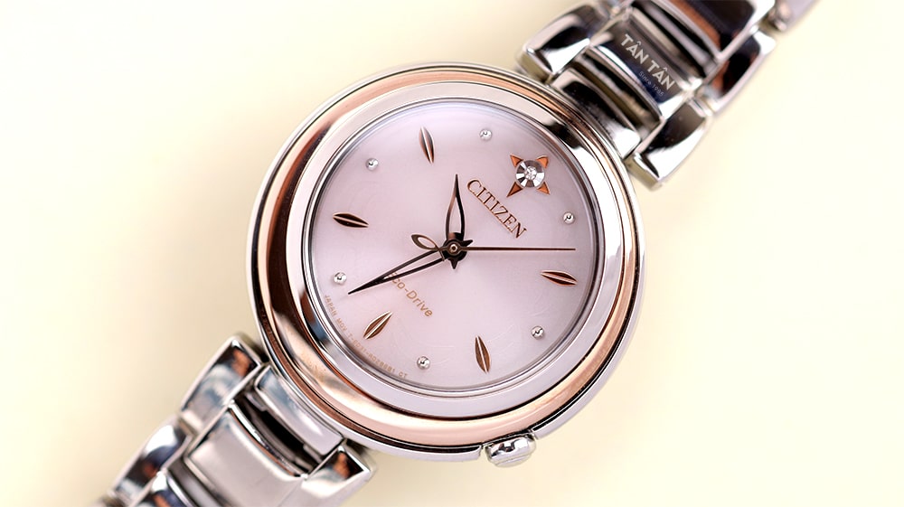 Đồng hồ Citizen EM0589-88X - Bộ kim cách điệu cùng cọc số nổi khối độc đáo