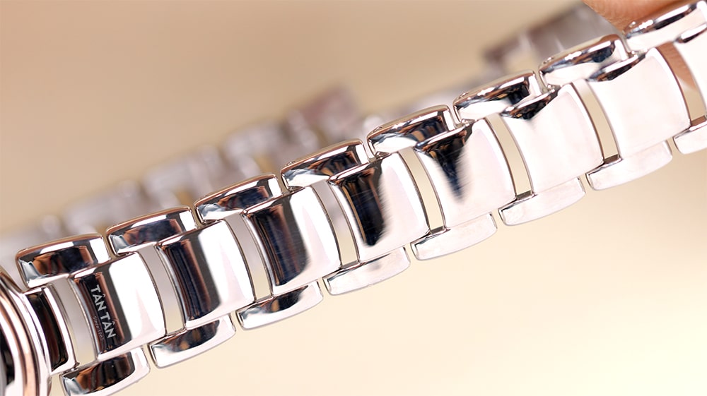 Đồng hồ Citizen EM0589-88X - Dây đeo 3 mắt chắc chắn được hoàn thiện tỉ mỉ