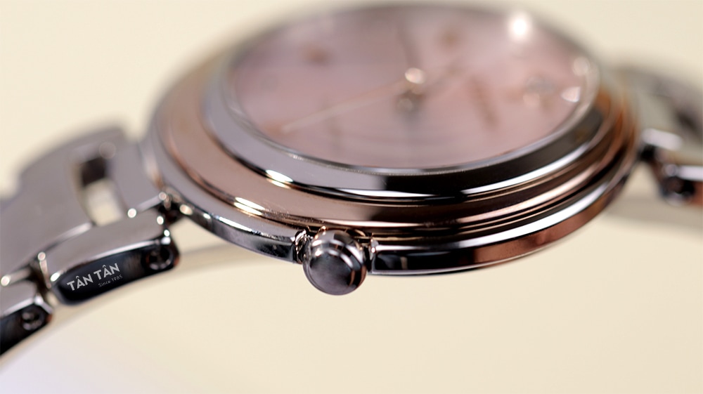 Đồng hồ Citizen EM0589-88X - Bộ vỏ thép cứng cáp được hoàn thiện sáng bóng rất bắt mắt