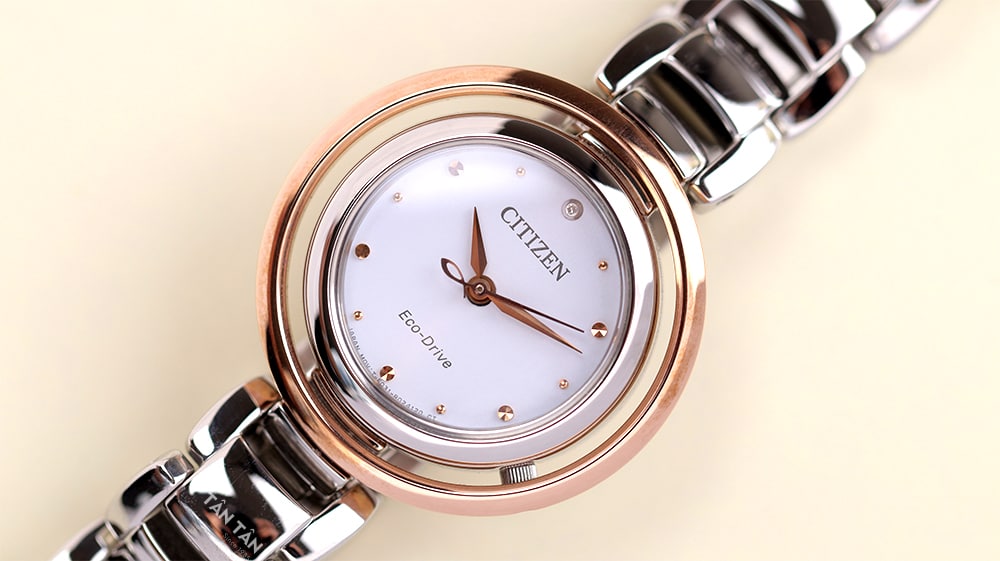 Đồng hồ Citizen EM0668-83A Mặt số trắng cùng các chi tiết vàng hồng nổi bật