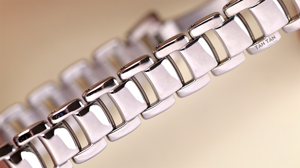 Đồng hồ Citizen EM0668-83A - Bộ dây được cách điệu bằng những khoảng cách giữa các mắt