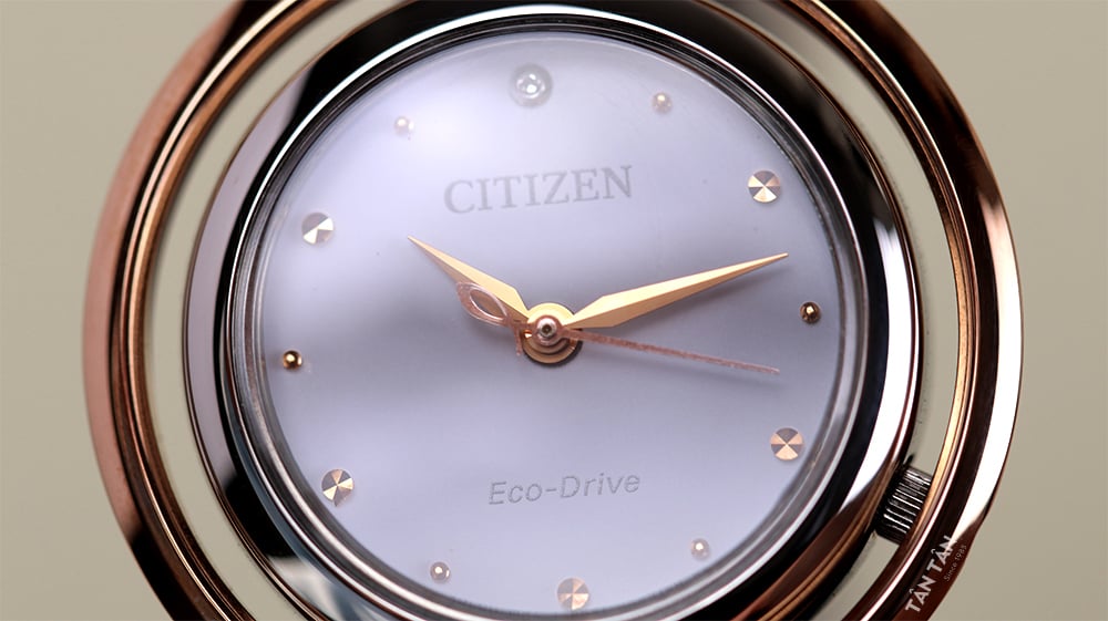 Đồng hồ Citizen EM0668-83A - Bộ kim Dauphine sắc nét cùng kim giây uốn chuôi đặc biệt