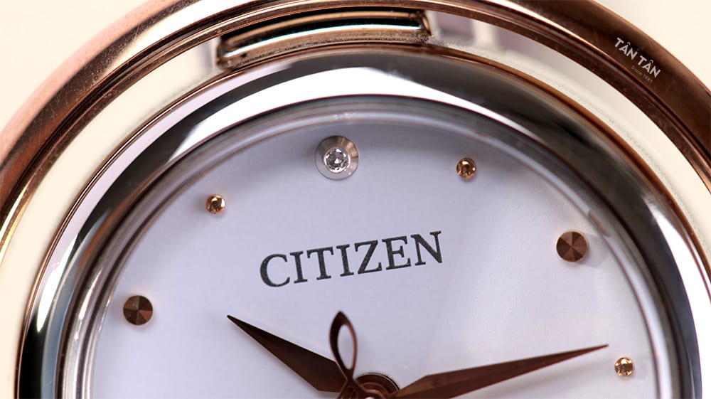 Đồng hồ Citizen EM0668-83A Cọc số 12 giờ được đính kim cương cực kỳ sang trọng
