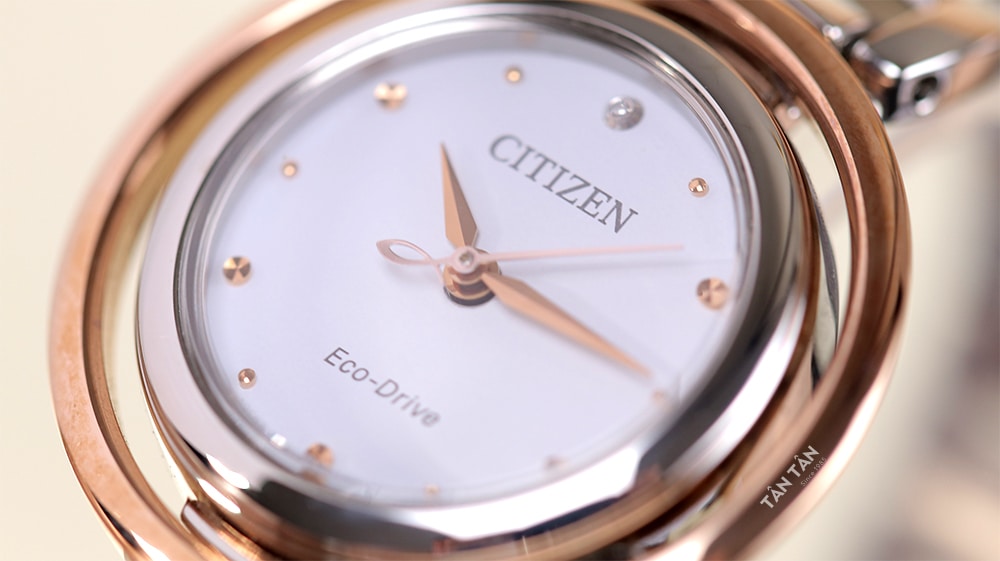 Đồng hồ Citizen EM0668-83A - Bộ vỏ thép sáng bóng được hoàn thiện tỉ mỉ