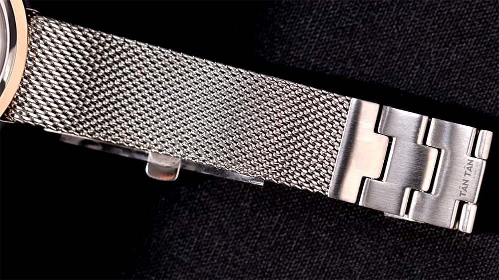 Đồng hồ Citizen EM0796-59Y - Dây lưới kết hợp cùng các mắt thép khác biệt, chắc chắn và cực kỳ ôm tay