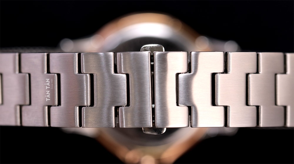 Đồng hồ Citizen EM0796-59Y - Các mắt thép chắc chắn cùng nút bấm thông minh hỗ trợ tối đa cho quá trình sử dụng