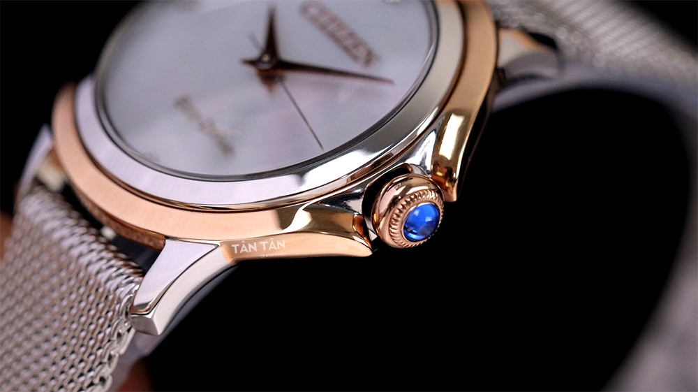 Đồng hồ Citizen EM0796-59Y - Thiết kế vỏ hai viền cùng núm chỉnh dạng vương miện khảm đá spinel xanh