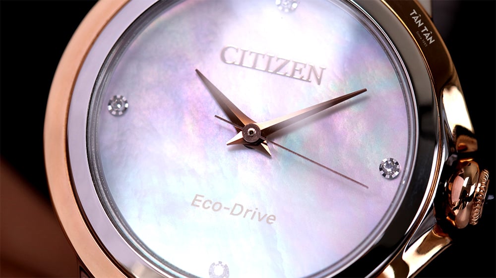 Đồng hồ Citizen EM0796-59Y Mặt số khảm xà cừ nổi bật, độc đáo
