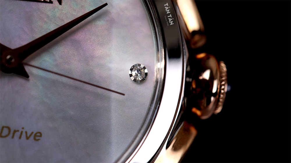 Đồng hồ Citizen EM0796-59Y - Cọc số kim cương được đính tinh xảo, chắc chắn thể hiện sự đẳng cấp