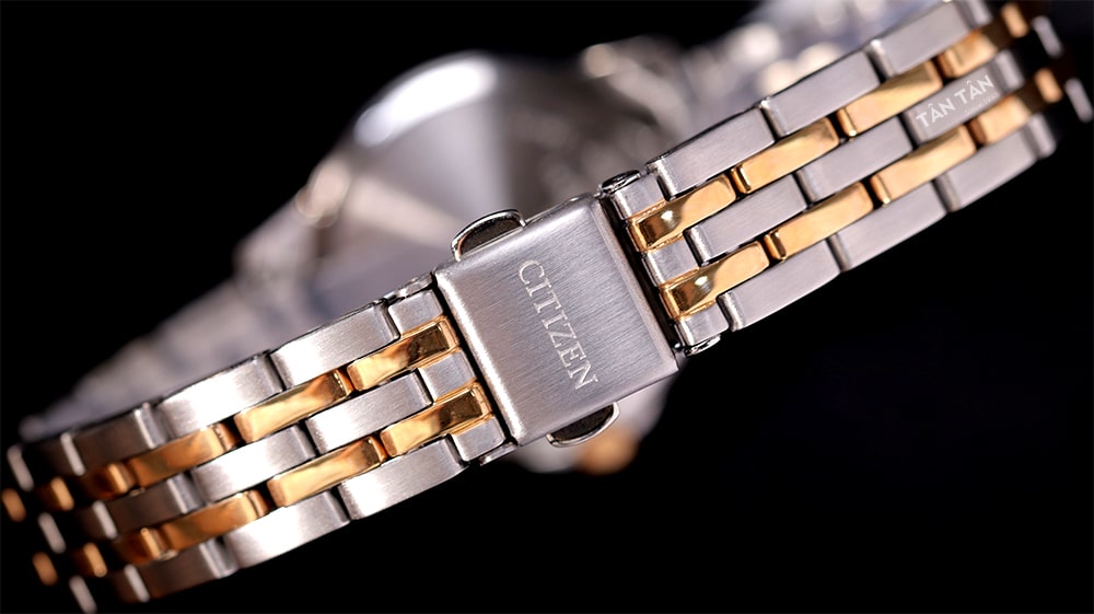 Đồng hồ Citizen EQ0605-53A - Bộ dây thép có thiết kế 5 mắt linh hoạt, ôm tay