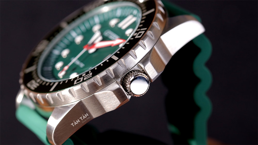 Đồng hồ Citizen NJ0129-10X - Bộ vỏ cứng cáp cùng núm chỉnh tinh tế
