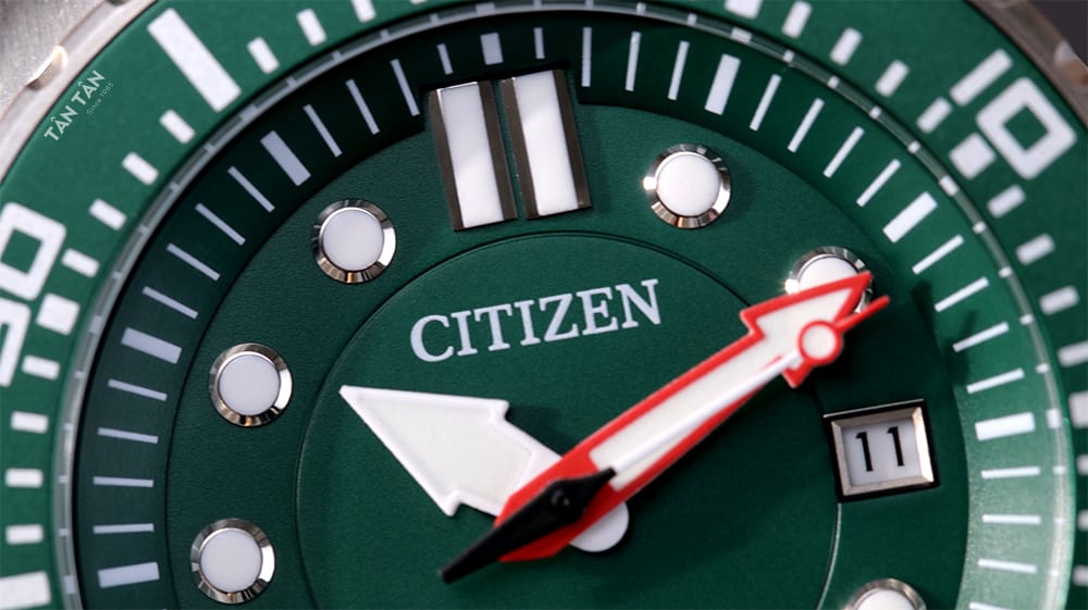 Đồng hồ Citizen NJ0129-10X Logo Citizen nổi bật và ô lịch ngày tiện dụng