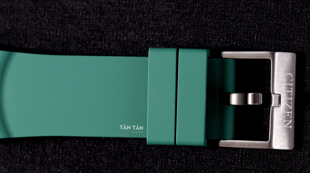 Đồng hồ Citizen NJ0129-10X - Dây đeo cao su cao cấp cùng khóa cài tiện lợi