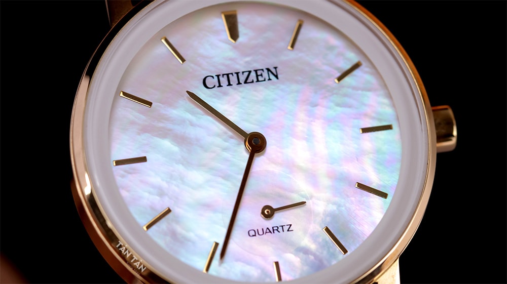 Đồng hồ Citizen EQ9063-04D Mặt số xà cừ trắng thanh lịch, độc đáo