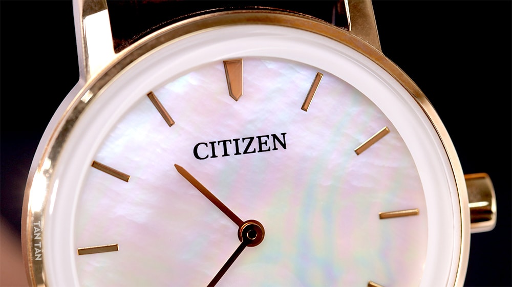 Đồng hồ Citizen EQ9063-04D Logo Citizen được đặt gọn gàng tại góc 12 giờ