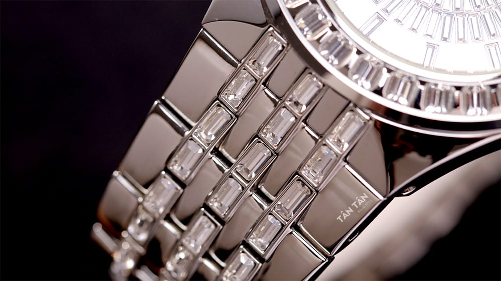 Đồng hồ Bulova 96A236 - Thiết kế với vỏ gọn gàng thể thao