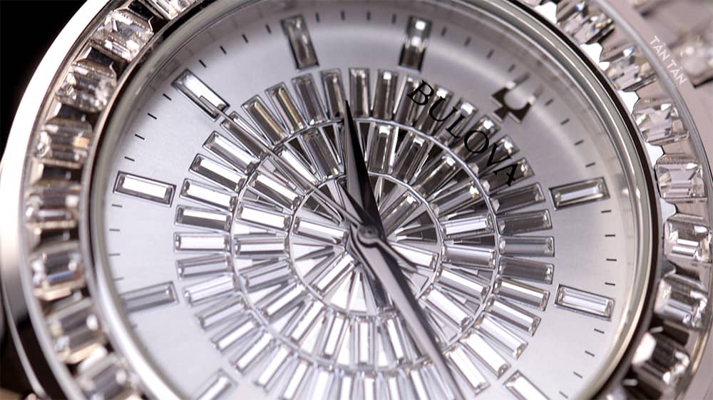 Đồng hồ Bulova 96A236 - Bên trong mặt số đồng hồ cũng được đính đá sang trọng