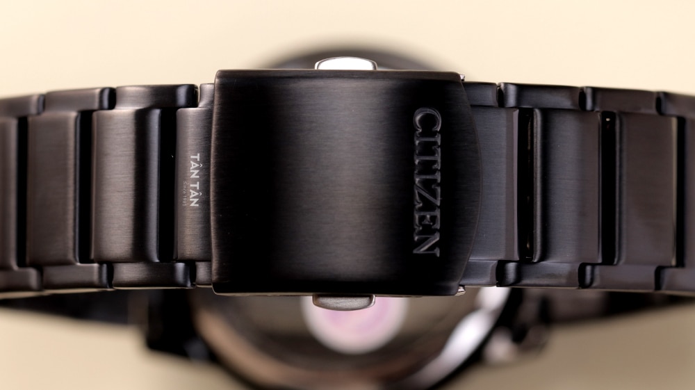 Đồng hồ Citizen AW1217-83E - Dây đeo khóa gập với nút bấm thông minh tiện lợi